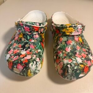 CROCS Floral Print Clogs. Women's 9, Men's 8